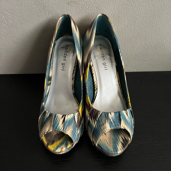 Women’s Madden Girl Kaboby platform peep toe pumps multicolored ikat fabric sz 6 - Picture 2 of 6